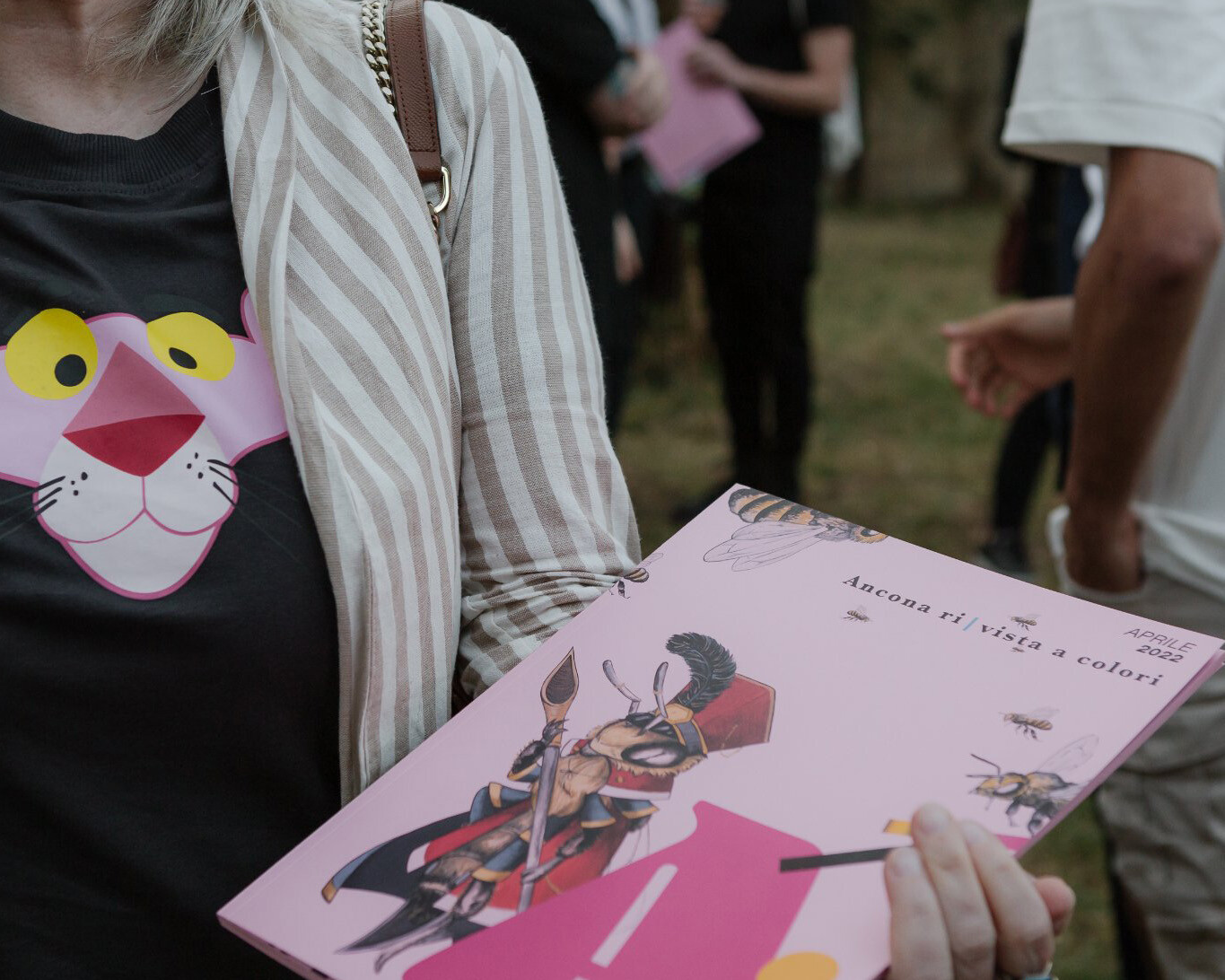 Sostenitrice della rivista A con una copia cartacea in mano.