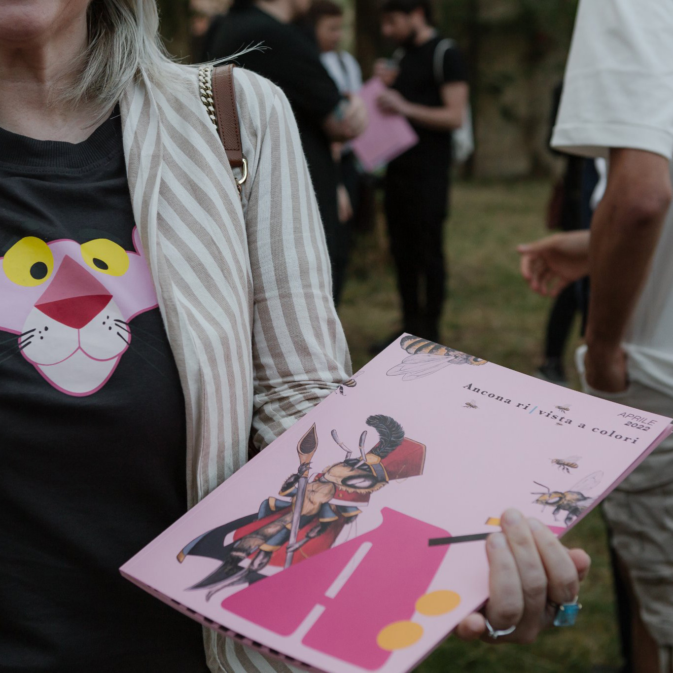 Sostenitrice della rivista A con una copia cartacea in mano.