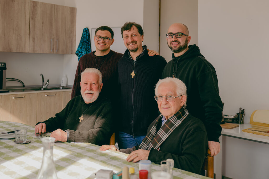 la squadra dei Salesiani di Ancona. In piedi al centro c'è don Giampiero